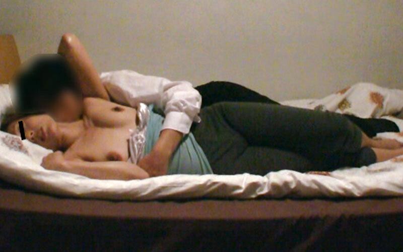寝取られ妻隠し撮りダマ投稿 酔った妻が他人男と接吻ベロキスして不倫SEX！？7家族2枚組 サンプル画像 14