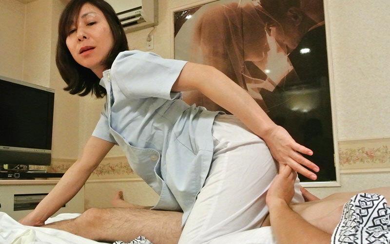 熟女マッサージ師はお客様からのHなお誘いに期待している！？口説かれハメる一部始終 サンプル画像 7