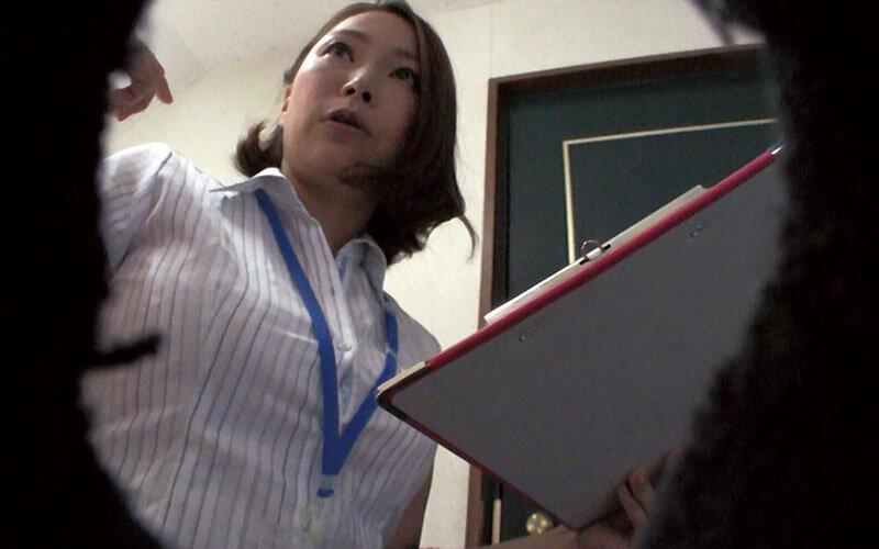 不動産レディにチ○ポ出してヌキ依頼してみたら、どこまでヤレル！？ サンプル画像 4