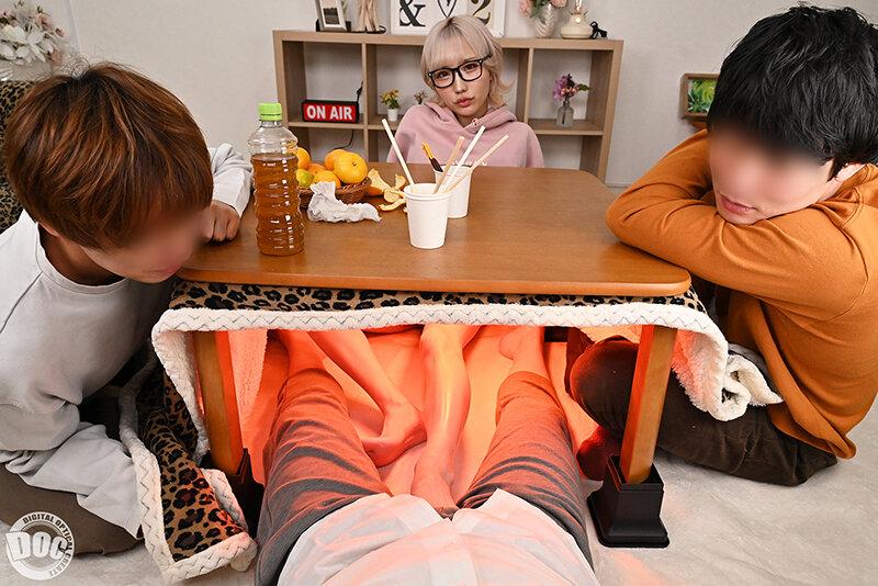 【VR】「寒いしダルくて出れない」無気力ギャルとコタツ王様ゲームで密着汗だくSEX 春陽モカ サンプル画像 11