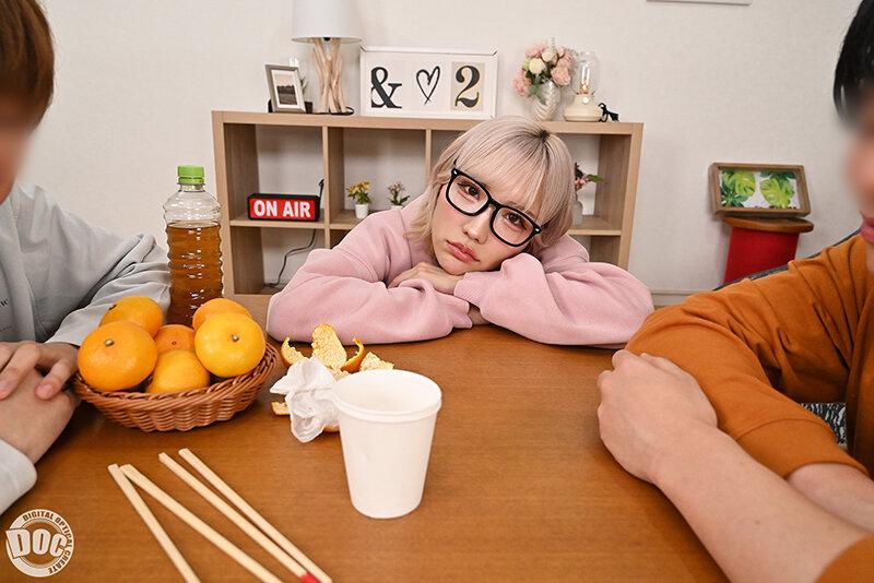【VR】「寒いしダルくて出れない」無気力ギャルとコタツ王様ゲームで密着汗だくSEX 春陽モカ サンプル画像 3