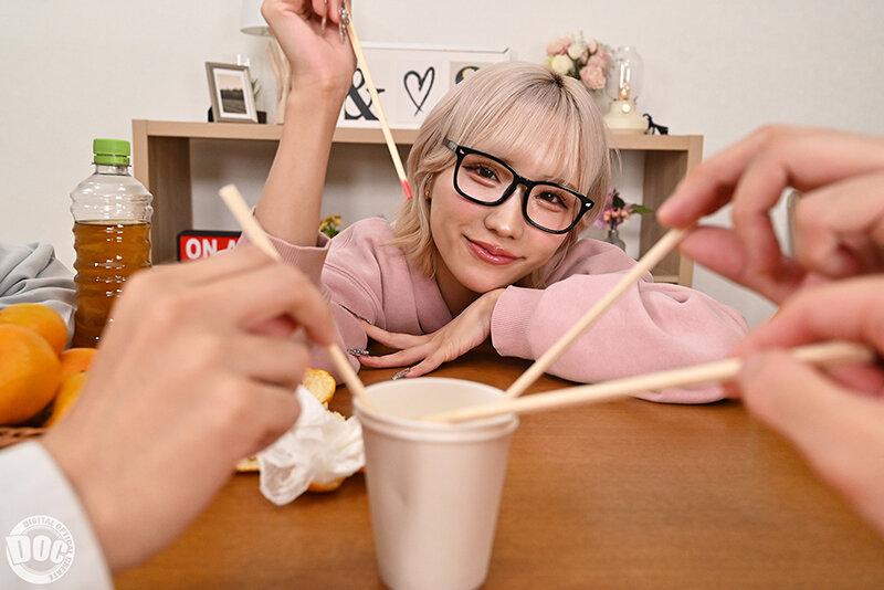 【VR】「寒いしダルくて出れない」無気力ギャルとコタツ王様ゲームで密着汗だくSEX 春陽モカ サンプル画像 5