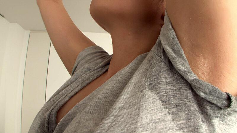 【AI リマスター版】自分では気付いていない、汗ばんだ恥ずかし過ぎる脇の下をジッと見ていた僕は… サンプル画像 1
