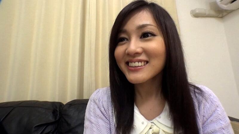 彼氏いない歴1年の清楚系美人お姉さんもエッチはしたい！大人のおもちゃの実演で敏感な股間を濡らす淫欲爆発中出しSEX！ サンプル画像 1