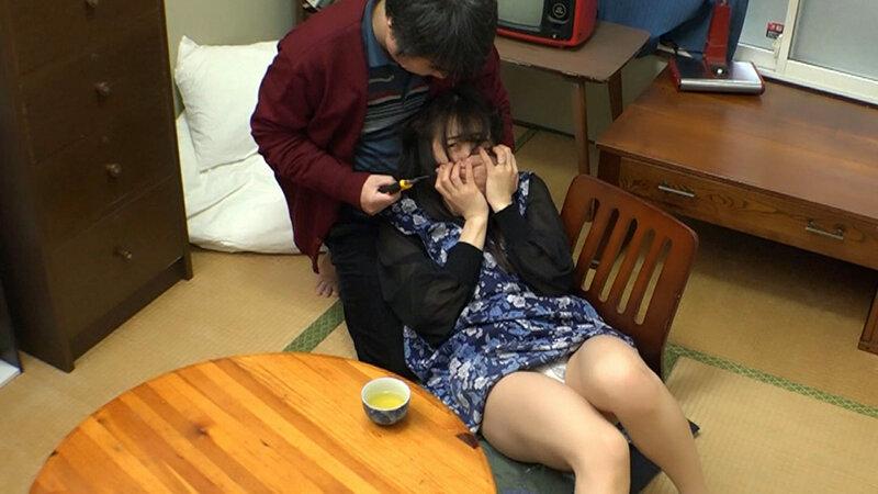 団地の住込み管理人。家族構成などすべてを知る老いた男。最近ご無沙汰な奥さん、いらっしゃい！ ゴミ袋から毎日コンドームがでてくる新婚さん！ サンプル画像 2