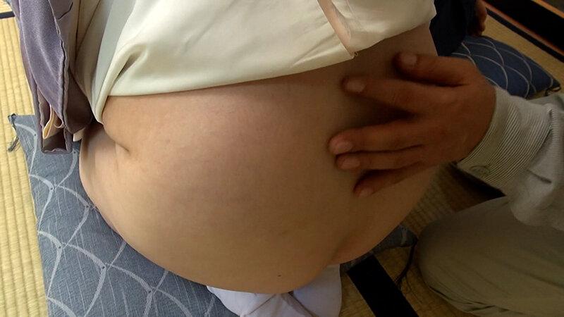 豊満ボディを和服で包む未亡人、六十路熟女の初撮りAV。二人がかりのねっとり愛撫に旦那仕込みのカラダは熱く濡れぶっ飛び絶頂SEX！ サンプル画像 2