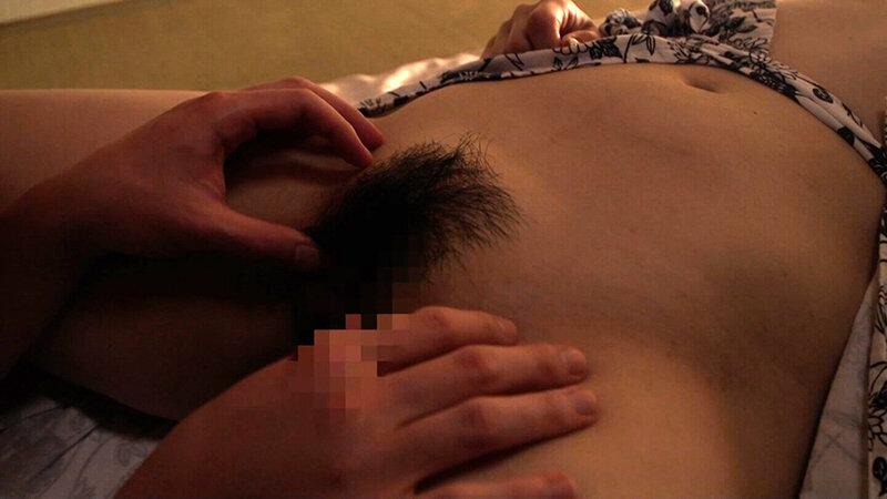 夫婦生活を目撃して暴走する若い肉棒の激しさで禁断の快感に堕ちる熟女！ サンプル画像 4