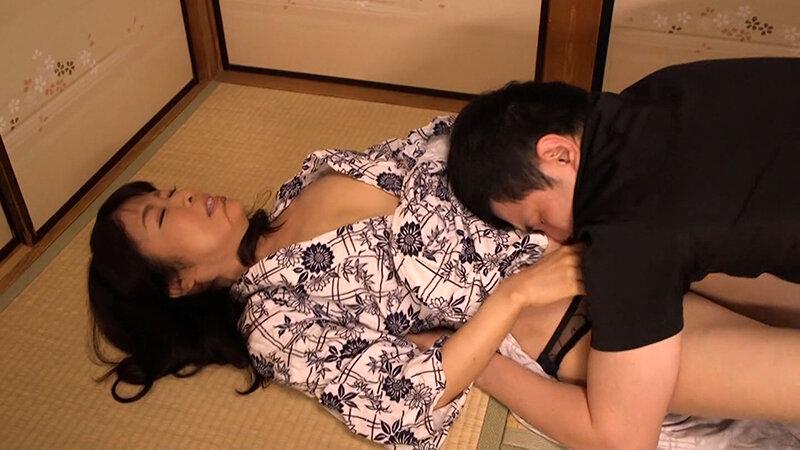 結婚20年の熟女は夫とのSEXに満足できず若い肉棒の激しく荒々しいSEXの快感に堕ちる… サンプル画像 4