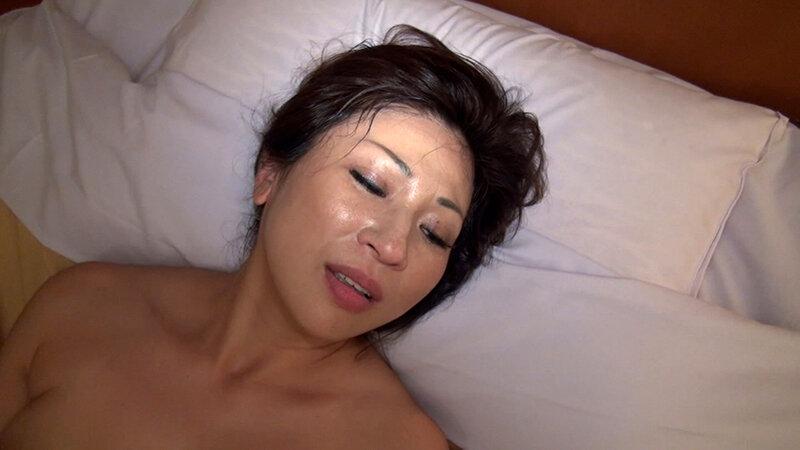 温泉でしっとりの美熟女さん。混浴で差し出された肉棒をしゃぶりながらオナニーの変態淫乱熟女の肉欲SEX サンプル画像 11