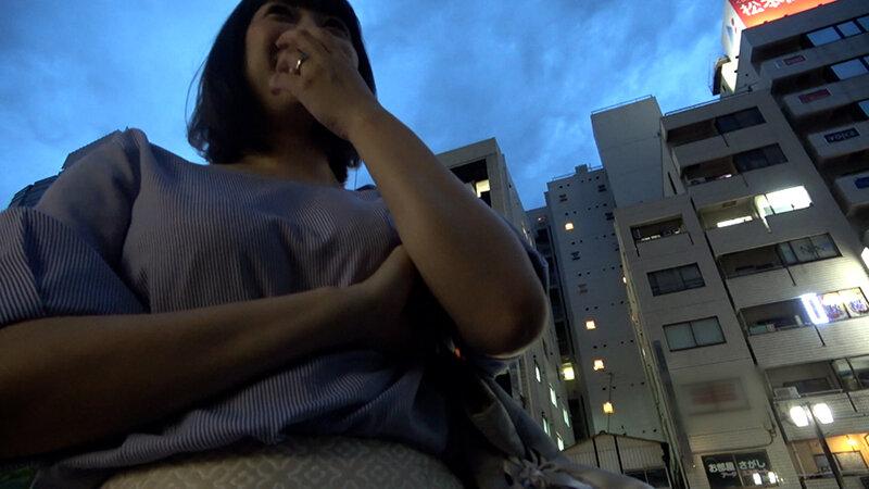 仕事帰りの人妻OLさんをナンパしてホテルで嵌め撮りSEX！1年半セックスレスの性欲爆発！ずっとSEXしたかった…強烈な快感に翻弄され喘ぐ見事なイキッぷり！ サンプル画像 2