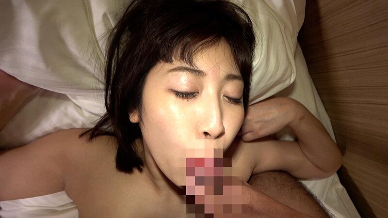 仕事帰りの人妻OLさんをナンパしてホテルで嵌め撮りSEX！1年半セックスレスの性欲爆発！ずっとSEXしたかった…強烈な快感に翻弄され喘ぐ見事なイキッぷり！ サンプル画像 21
