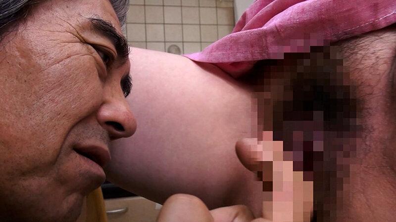 裸エプロンで義父を誘惑する豊満エロボディの変態熟女が背徳SEXにイキまくる！ サンプル画像 5