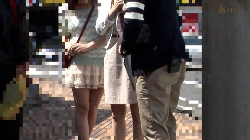母娘で下着撮影で現金GET！娘の前でローター責めに抗えず感じてしまい股間を露わにする仲良しママ！娘を帰してホテルで本能丸出し絶頂SEX！ サンプル画像 2