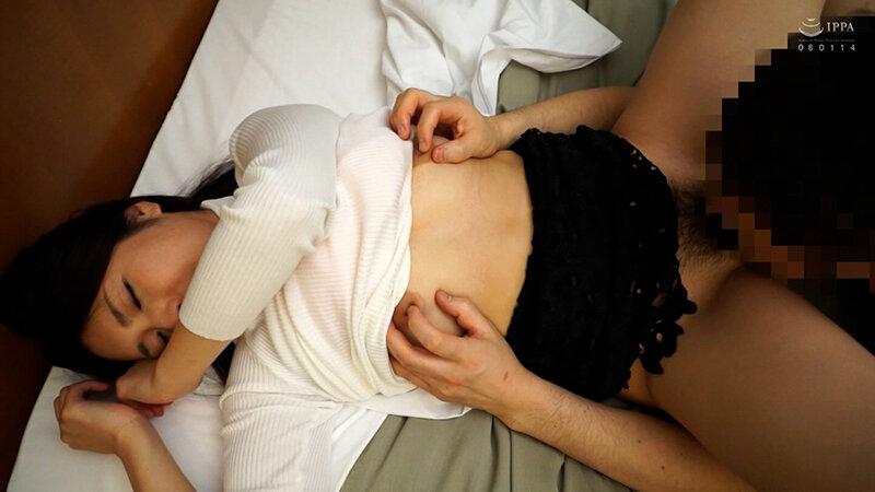 不倫の末に結婚した黒髪清楚系の奥様。結婚したらSEXが盛り上がらずレス状態で欲求不満！したい気持ちが大爆発の本能全開快楽SEX！ サンプル画像 5