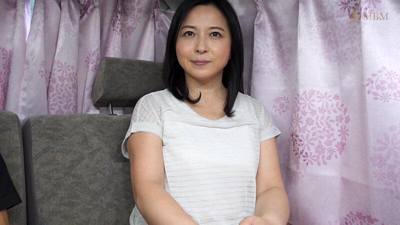 結婚22年46歳セレブ系大人しい雰囲気の美魔女奥様に下着チェックでまさかのTバック！男を惑わす淫靡な熟女と本能丸出し肉欲SEX！ サンプル画像 2