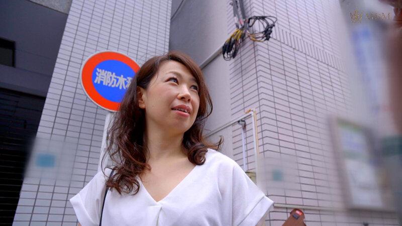 結婚5年目、アパレル業界で働く奥様にネット配信番組の下着撮影をお願いしたら…ホテルで恥じらいながらも肌を晒す奥様に本気の淫欲中出しSEX サンプル画像 2