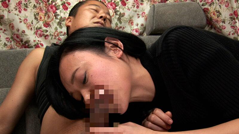 落ち着いた雰囲気の黒髪美人妻！結婚17年目のシロガネーゼの奥様は刺激を求めて乳首を勃起させ股間を晒し快楽に堕ちた奥様は本気の肉欲快感SEXに溺れる！ サンプル画像 15