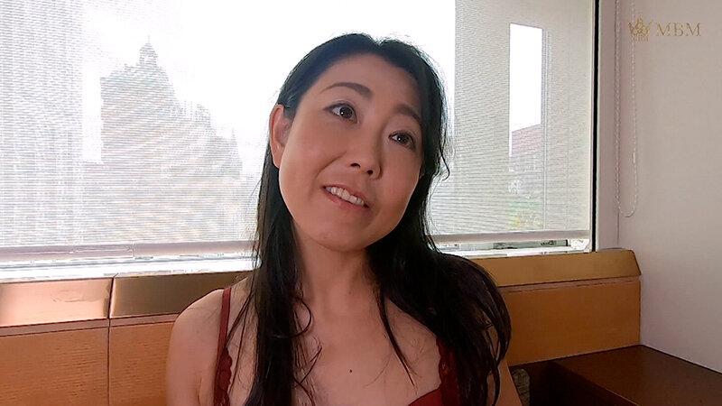 セレブ奥様に「エッチなバイトしませんか」と誘ったら…日常に刺激を求めて簡単に着いてくる奥様にカメラの前でバイブオナニー！非日常の快楽に昇天イキの肉欲SEX！ サンプル画像 3