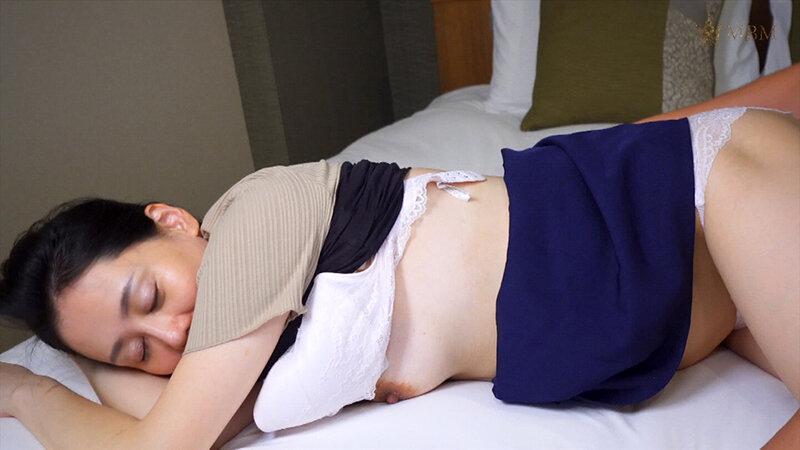 街で見つけたセレブっぽい奥様に「ちょっとエッチなバイトしてみませんか」日常に刺激を求めるスレンダー巨乳奥様の非日常の快楽中出しSEX サンプル画像 7
