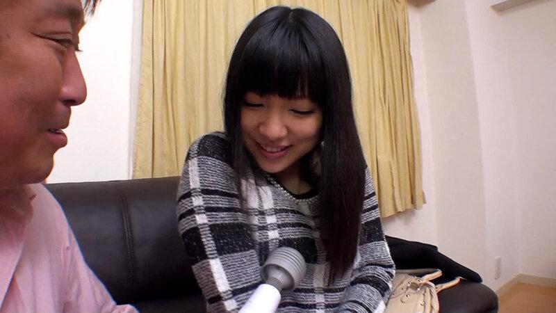 あどけなさの残る黒髪清楚系の若妻さんにエッチな玩具の使用モニターをお願い！AVで見たことあると電マでイキまくる隠れビッチな若妻さんに中出し！ サンプル画像 2