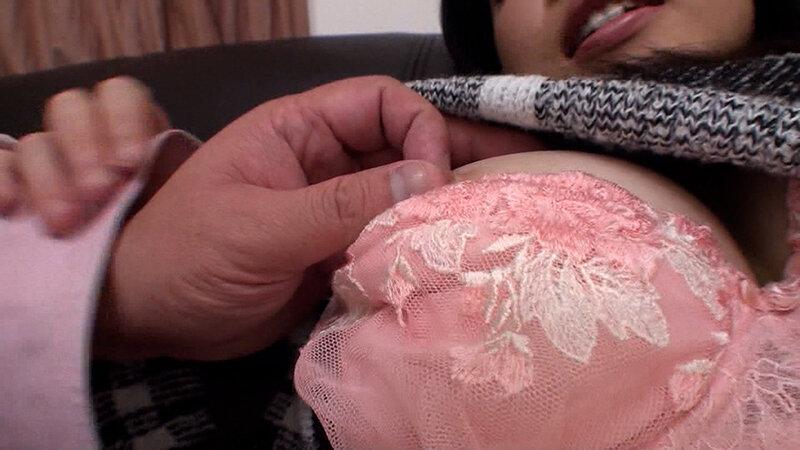 あどけなさの残る黒髪清楚系の若妻さんにエッチな玩具の使用モニターをお願い！AVで見たことあると電マでイキまくる隠れビッチな若妻さんに中出し！ サンプル画像 4
