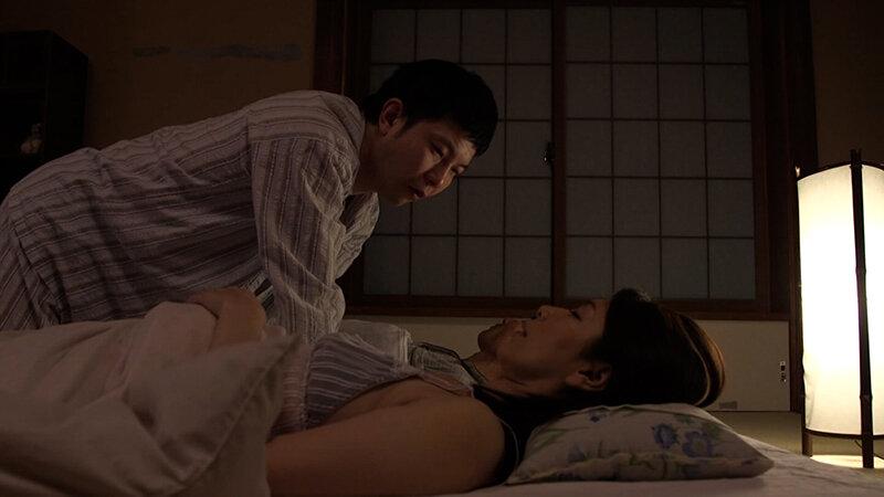 旦那の横で媚●を垂らされありえない快感に溺れ禁断の異常性愛に狂おしく悶える美しき熟母！ サンプル画像 2