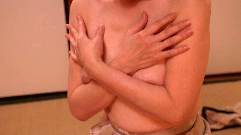 真っ昼間から間男とお楽しみの熟母！火照りの残るカラダと牝の匂い！長男の溢れる性欲にM気質開花の変態SEX！ サンプル画像 3
