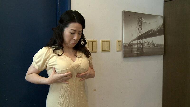ミニスカと胸元を見せつけ男性を誘惑する隣の奥さん！思わず勃起した肉棒が見つかりそのまま玄関先で痴女責めSEX！ サンプル画像 2