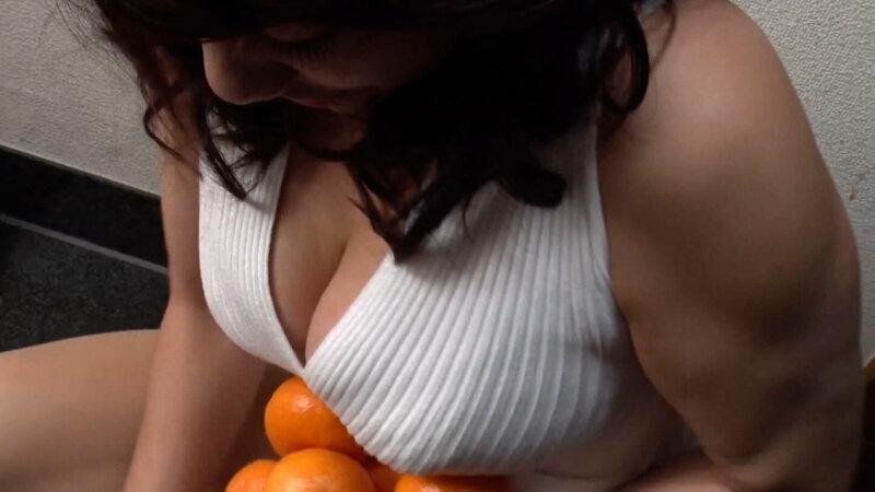 おすそ分けにやって来たミニスカ巨乳奥さまのムチムチドエロボディにザーメン搾り取られる性欲旺盛熟女の無限性欲！ サンプル画像 2