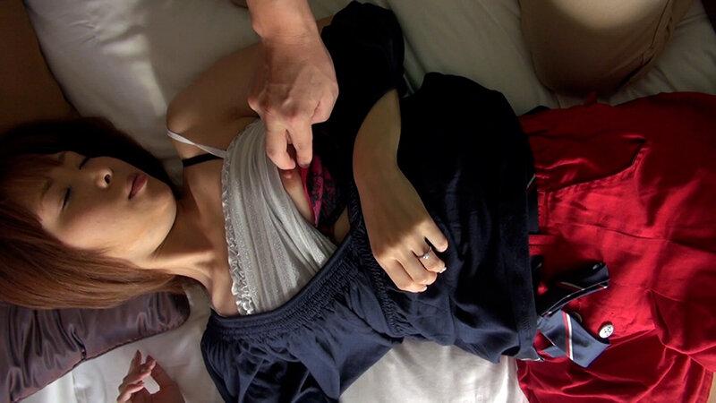 旅先で旦那と喧嘩して落ち込む若妻をナンパしてホテルのスイートルームで気晴らし不貞SEX！ サンプル画像 2