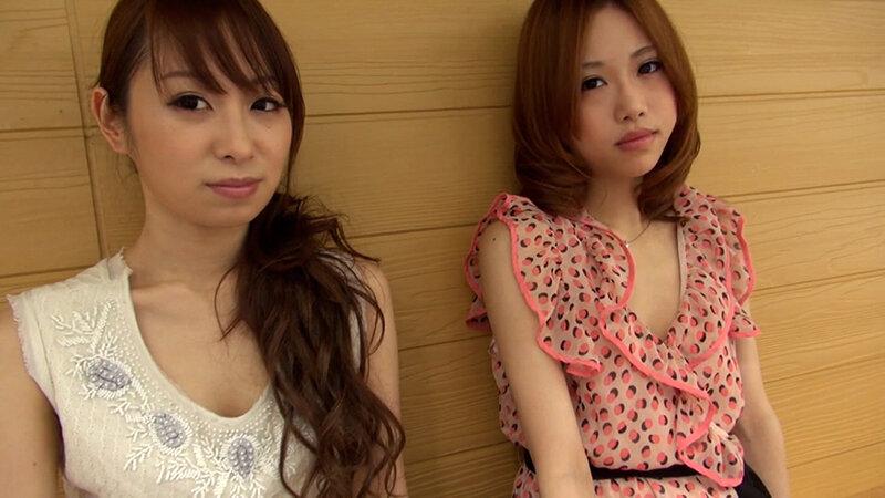 足湯に浸かる若妻2人組をナンパ！旅館に誘い非現実的な不倫SEXに本能全開で快楽墜ち！ サンプル画像 2