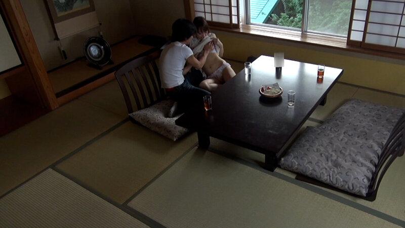 足湯に浸かる若妻2人組をナンパ！旅館に誘い非現実的な不倫SEXに本能全開で快楽墜ち！ サンプル画像 4