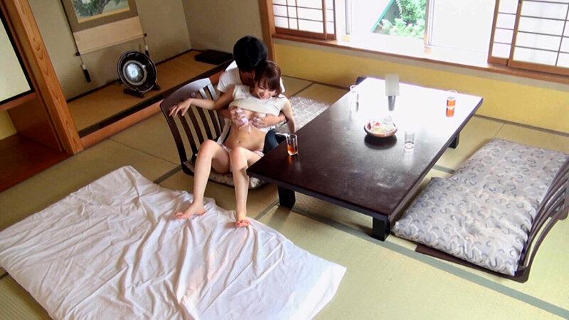 足湯に浸かる若妻2人組をナンパ！旅館に誘い非現実的な不倫SEXに本能全開で快楽墜ち！ サンプル画像 6