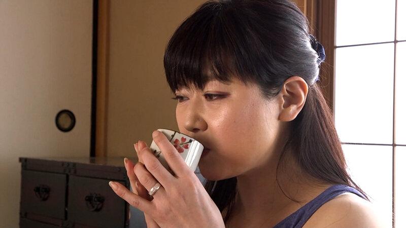 倅に煎れてもらったお茶をのんだら躰が熱くなり、気が付いたら、倅に抱かれていました。それから毎日のように抱かれてます！ サンプル画像 1