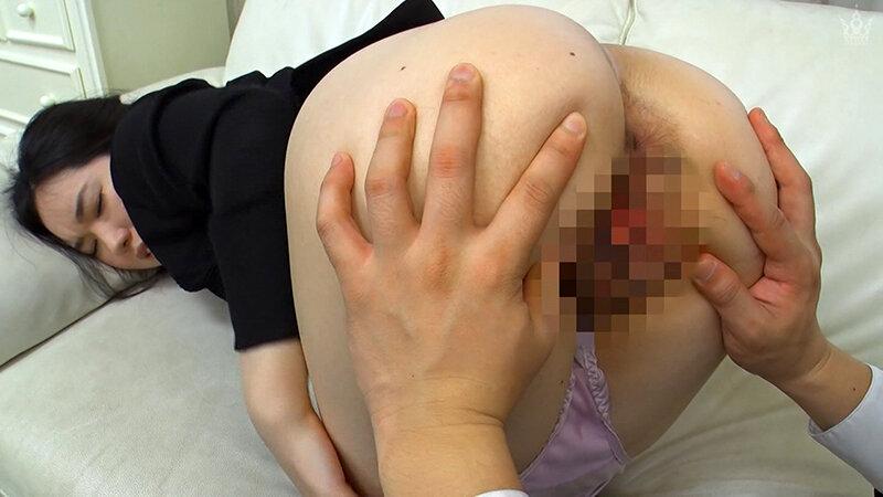 喪服姿の美熟女の白い乳房！「前からやりたかったんです。」遺影の前で抱かれイキまくる未亡人の性。 サンプル画像 6