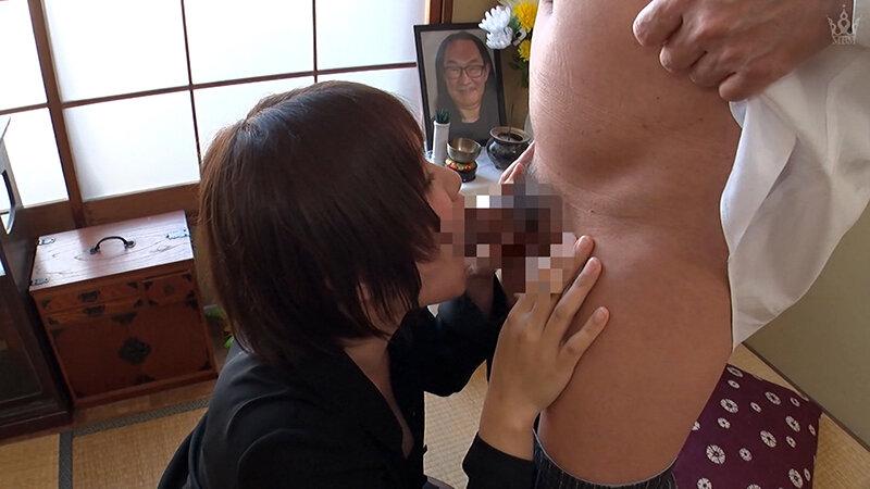 夫の遺影の前で硬くて大きな肉棒でイカされる未亡人…不貞な快楽の虜となる官能背徳SEX サンプル画像 4