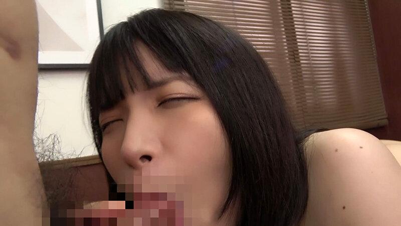 黒髪ショートに男を惑わせるつぶらな瞳と白い肌！夢見る女●大生が悪徳面接官の餌食に！？緊張でガチガチな彼女を横目に乳首を弄ったりバイブを突っ込んだりとセクハラ三昧、中出しSEX！ サンプル画像 14