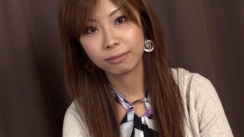 モデル級の脚長お姉さん！未婚かと思ったら人妻で家計を助ける為にAV出演！旦那に悪いと思いながらも感じてしまう人妻さんのぐちょ濡れなアソコに挿入し勢い余って生中出し！ サンプル画像 2