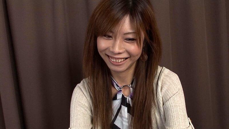 モデル級の脚長お姉さん！未婚かと思ったら人妻で家計を助ける為にAV出演！旦那に悪いと思いながらも感じてしまう人妻さんのぐちょ濡れなアソコに挿入し勢い余って生中出し！ サンプル画像 4