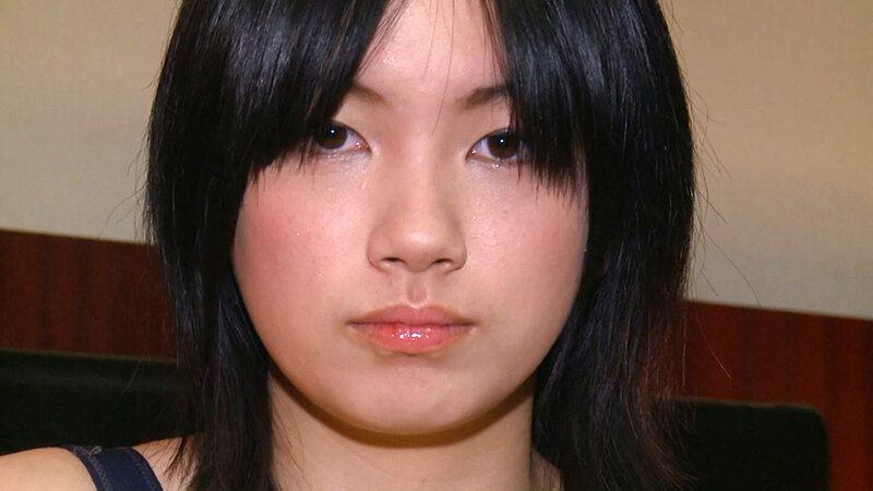 まだまだあどけなさが残るBODYに似合う、今や懐かしの紺水着で男を誘惑！いきり立った肉棒を丹念に舐め上げガチSEX！人生初の顔面シャワー！ サンプル画像 2