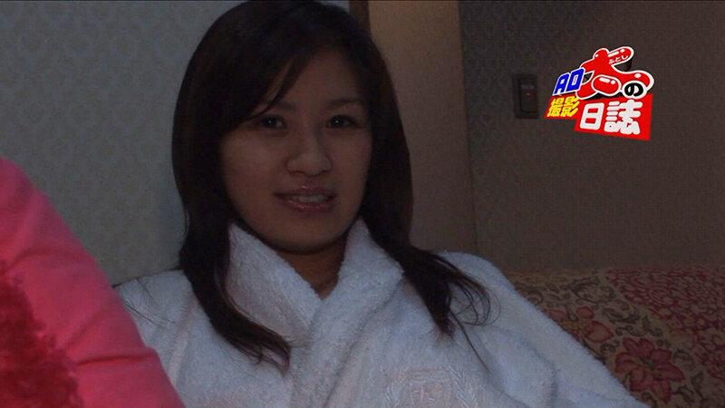 処女を彷彿させる純粋無垢な笑顔を向ける美女とノリの良い茶髪の美女の部屋に追放したはずの男優が勝手に突入！ADが止めるも暴走は止まらずヤられちゃう？！ サンプル画像 3