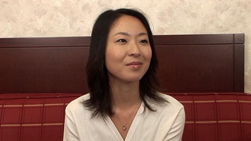 早漏の旦那では満足できない結婚5年目のエッチな奥様！旦那にバレたら『謝ります』と屈託のない笑顔で答える奥様に忘れられないほどの濃厚プレイで一生の思い出をプレゼント！ サンプル画像 2