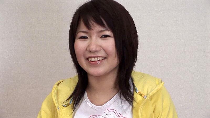 低身長×極上巨乳！エッチが大好きな素人娘！エッチな質問に照れながらも回答してくれる姿に男のボルテージは最高潮！滾った肉棒を奥底まで突っ込んでの快楽SEX！ サンプル画像 3