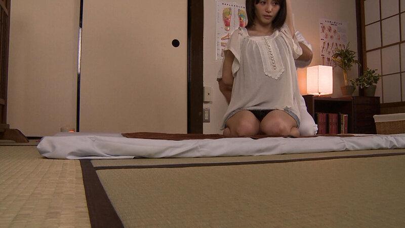 デスクワークで肩凝りが酷い奥様が性体マッサージ店とは知らずに来店！なぜか服を脱がされる事を疑問に思うが時すでに遅し！肉棒を咥えさせられ挿入される！ サンプル画像 3
