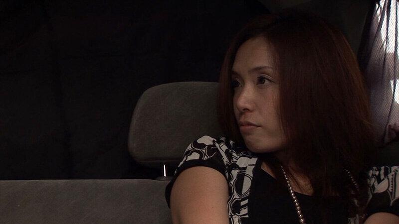 仕事に明け暮れ旦那とご無沙汰の奥様は数年ぶりに肉棒を見ただけでアソコはヌレヌレに？！入れただけでイキまくり！内緒の中出しセックス！ サンプル画像 2
