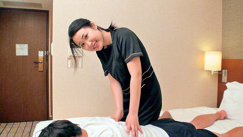 美人エステティシャン限定！欲求不満男子の睾丸マッサージしてみませんか？キ●タマ触れるだけで怒髪天勃起！丁寧にもみほぐすとカウパー汁の大洪水！壮絶な股間から目が離せない美女にそのまま爆勃ちペニスを生挿入！りのさんかえでさん サンプル画像 4