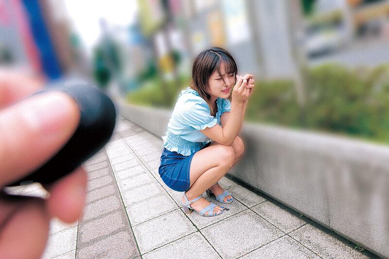 素人美少女とリモコンバイブお散歩「もう我慢できません…//」人混みの中ビクビク震えてイキまくってしまう女子たち！人生初の羞恥プレイでまさかのエロスイッチオン！みつきさんゆらさん サンプル画像 4