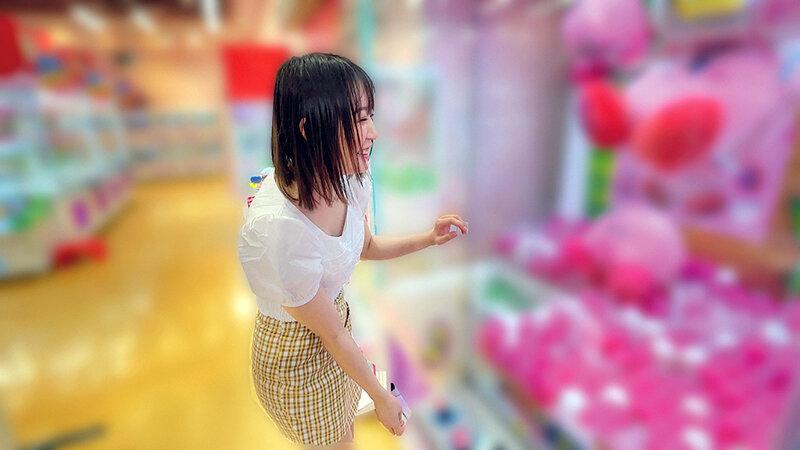 素人美少女とリモコンバイブお散歩「もう我慢できません…//」人混みの中ビクビク震えてイキまくってしまう女子たち！人生初の羞恥プレイでまさかのエロスイッチオン！みつきさんゆらさん サンプル画像 9