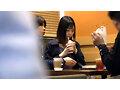 F乳えちえち人妻美女の突撃 逆 取材！！】【性欲×知性のミックスえちょなヤリマン人妻】【取材と称して他人棒観察！！不貞SEX！！】Fパイ美人妻はなんと官能小説家の…ヤリマン参上！！新妻なのに欲求不満！！取材の意味も込めて！？他人棒を味見＆味見で浮気… 島崎星羅 サンプル画像 2