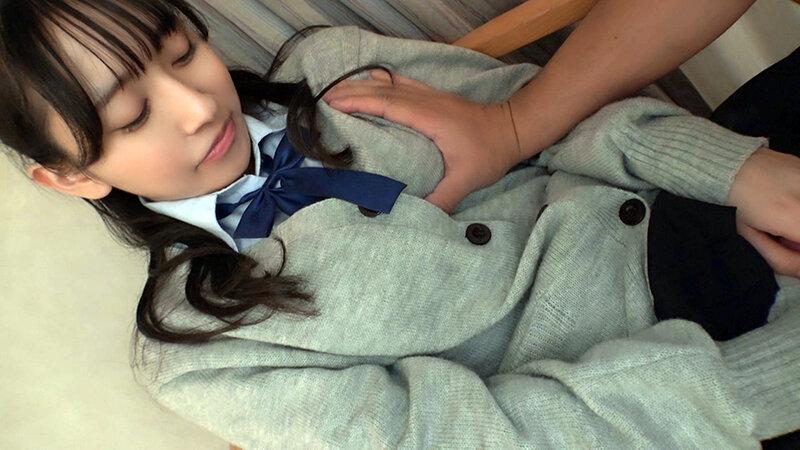 【生ハメ潮！！噴射！！ガチ天然美少女P活娘！！】【羞恥！！街中で待ち合わせ制服コスプレオプで濡れる変態性を開示！！】【生ハメ解禁でバチ濡れ清純系マ○コがハメ潮吹きまくる連続噴射＆搾精P活！！D乳スレンダー神スタイルの清純系美少女P活娘！！屋外制服… 岬野まなつ サンプル画像 5